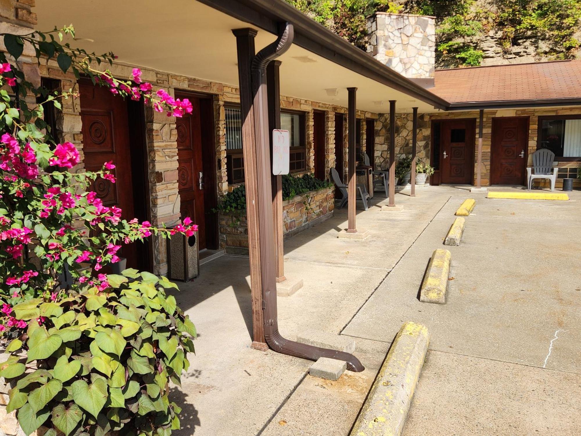 Jefferson Hills Motel Clairton Esterno foto